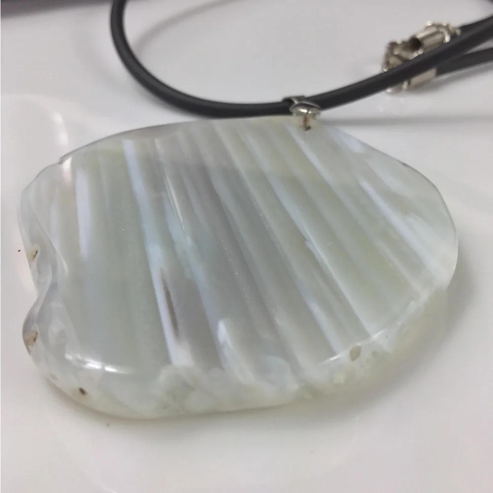 Elegant Women’s Agate Pendant Necklace